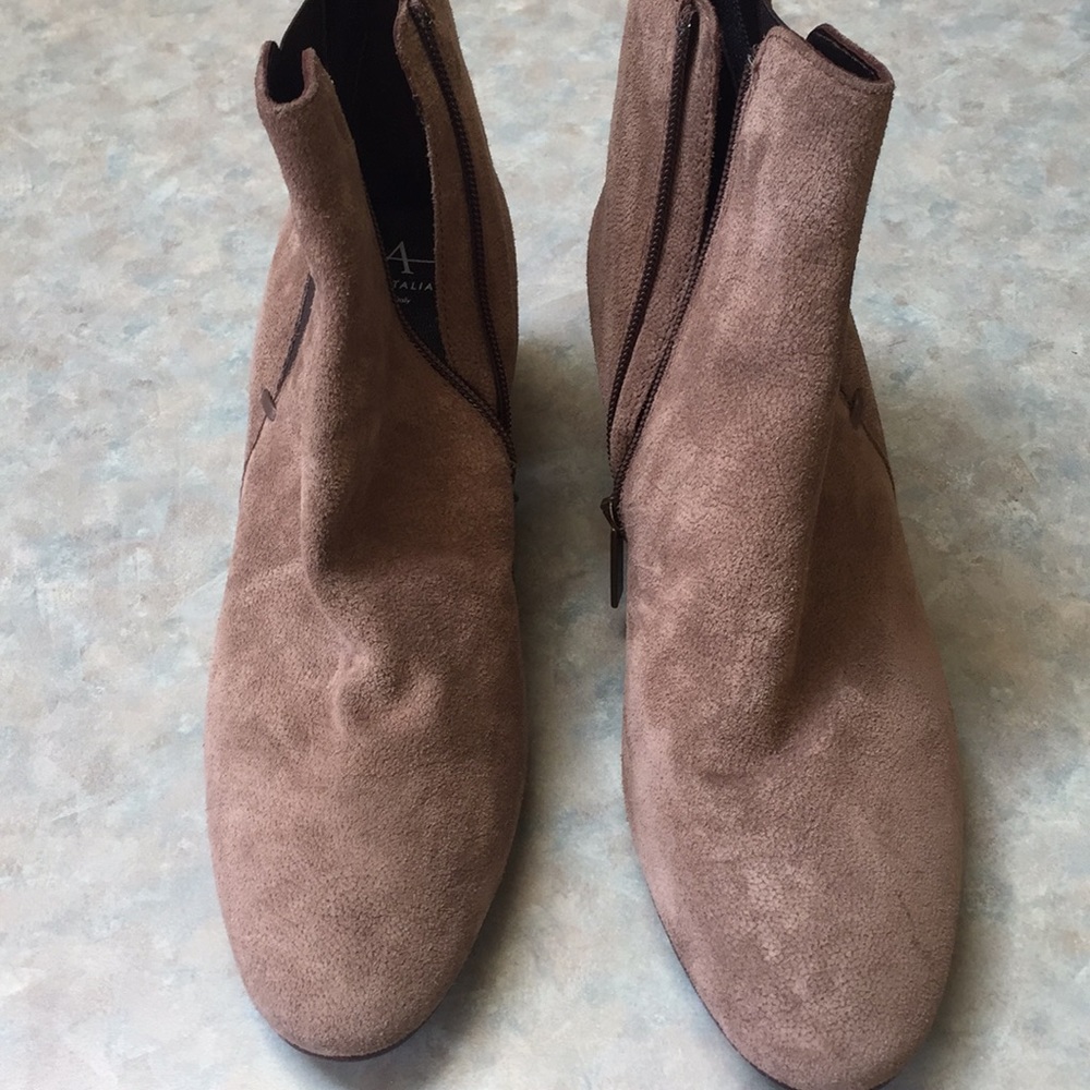 Aquatalia beige suede boots (sz 9)